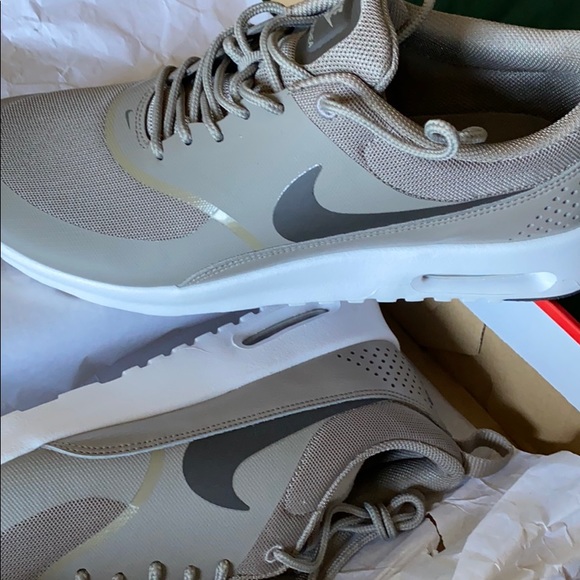 Brand new in BOX Nike thea - Picture 2 of 2
